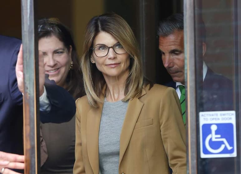 El abogado de la actriz Lori Loughlin, acusada de soborno y conspiración, Sean Berkowitz, presentó ante la corte documentos que podrían ser positivos para el proceso que se le sigue, junto a su marido Mossimo Giannulli. (ARCHIVO)