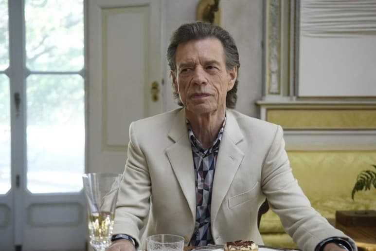 Han pasado casi 20 años desde que Mick Jagger actuó por última vez, pero como muestra la nueva película The Burnt Orange Heresy (Una obra maestra), no se ha oxidado para nada. (ESPECIAL)