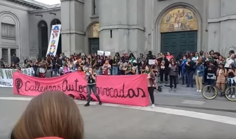 'Mi muñeca me habló, me dijo lucha, que no se puede repetir, lo que pasa en mi país...', cantan. (CAPTURA)