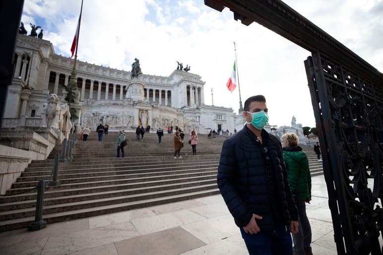 Italia suspendió las clases hasta mediados de marzo, informó la prensa el miércoles. (ARCHIVO)