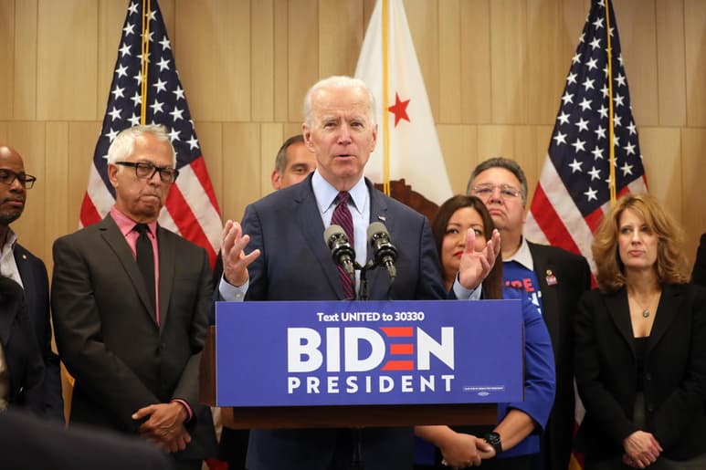 Biden (c) sale reforzado con 453 delegados frente a los 382 de Sanders. (EFE)