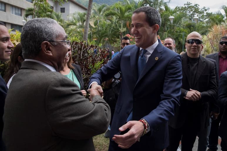 El líder de la oposición venezolana, Juan Guaidó (d), habló sobre la reunión de Trump y Duque. (ARCHIVO)