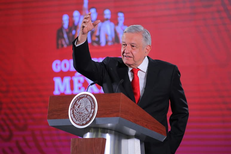 AMLO aseguró ser 'un experto' en el tema pese a que anteriormente anunció la venta el día 9. (ARCHIVO)