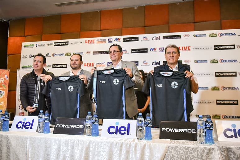 Los integrantes del comité organizador, presentaron por otro lado las playeras y medallas que se entregará a los participantes en la justa atlética, que empieza a posesionarse como una de las favoritas. (Foto Erick Sotomayor)