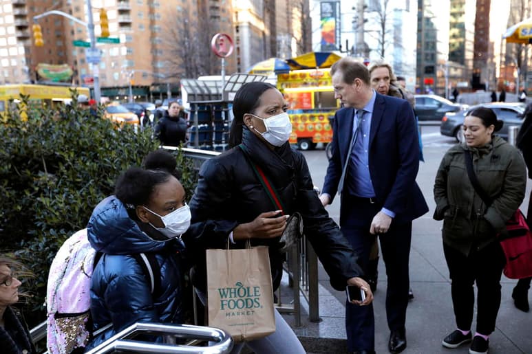 Se trata de un hombre de unos 40 años y una octogenaria, quienes no habían viajado a zonas de riesgo ni tienen vínculos con otros individuos diagnosticados con el virus en Nueva York. Ambos están en cuidados intensivos en un hospital de la ciudad.
(EFE)