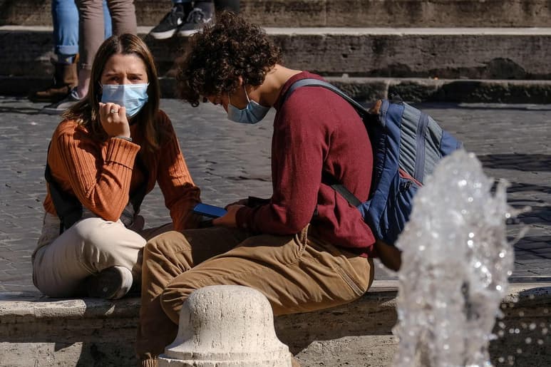 En estos momentos, el total de personas positivas al coronavirus en todo el país es de 3,296. (EFE)