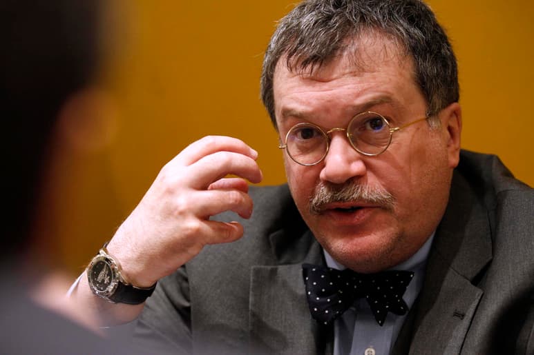 El científico estadounidense Peter Hotez compareció este jueves ante el Congreso de EUA para contar su historia: hace cuatro años estuvo a punto de lograr una vacuna que podría servir para combatir el nuevo brote de coronavirus. (ARCHIVO)