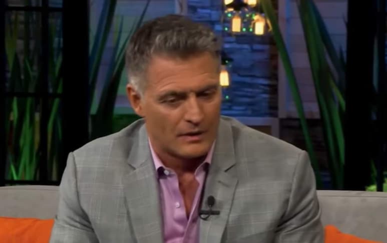 Juan Soler fue durante mucho tiempo uno de los galanes más cotizados de la televisión, por lo que vivió el asedio de algunas de sus admiradoras, no obstante, el actor también reveló haber sido víctima de acoso sexual por parte de un hombre. (CAPTURADEPANTALLA)