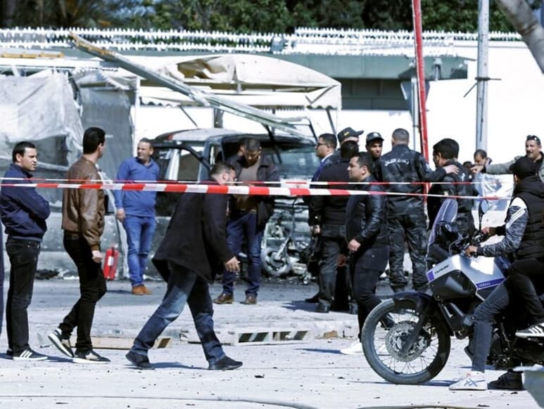 La policía acordonó la zona de la explosión, que estaba cubierta de escombros. En el fondo ondeaba la bandera de Estados Unidos.
(AP)