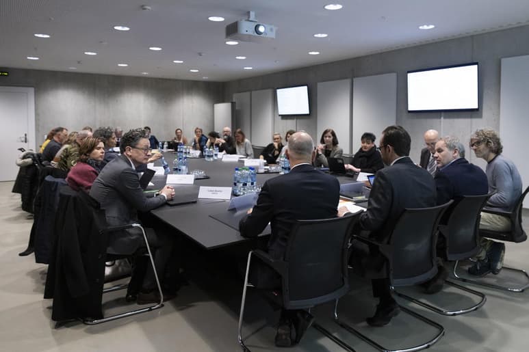 El ministro del Interior suizo, Alain Berset, explicó en rueda de prensa que los gobiernos cantonales podrán solicitar al ejército este tipo de ayuda, e informó de que el del Tesino, fronterizo con Italia y primero donde se registraron contagios, ya lo ha hecho y cuenta desde ahora con dos ambulancias militares adicionales.
(EFE)