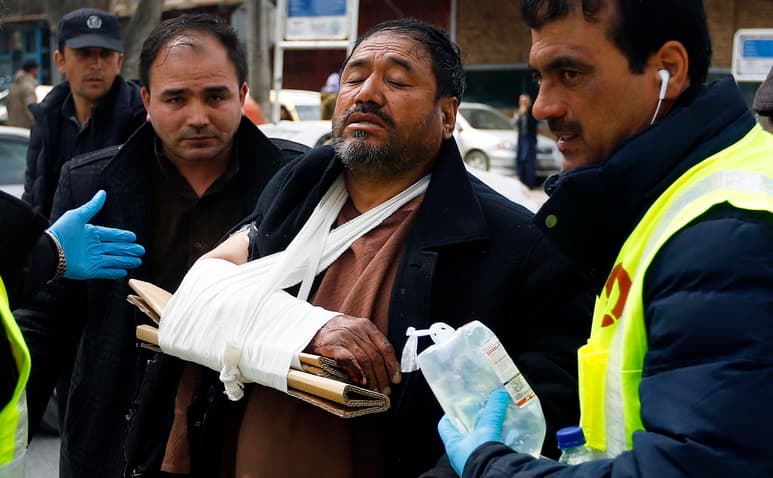 Además de los dos atacantes reducidos por las fuerzas de seguridad afganas, el portavoz del Ministerio de Salud Pública, Wahidullah Mayar, aseguró en un comunicado que otras 32 personas murieron y 58 resultaron heridas. (EFE)