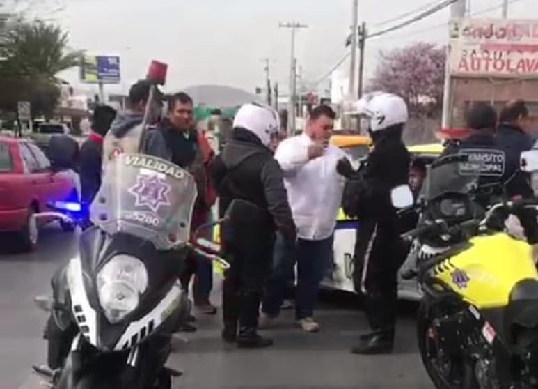 El percance ocurrió pasadas las 10 de la mañana, sobre el crucero del bulevar Independencia y calle Santiago Lavín, de la colonia Los Ángeles. (EL SIGLO DE TORREÓN)