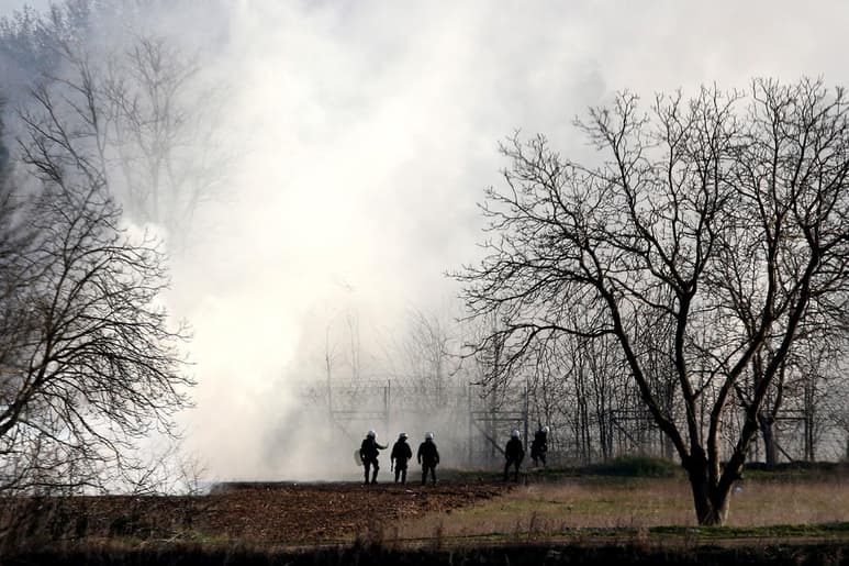 La tensión en la frontera entre Grecia y Turquía continuó hoy, particularmente en el río Evros, donde las autoridades griegas arrestaron a 16 personas en las últimas horas y lanzaron gases lacrimógenos. (EFE)