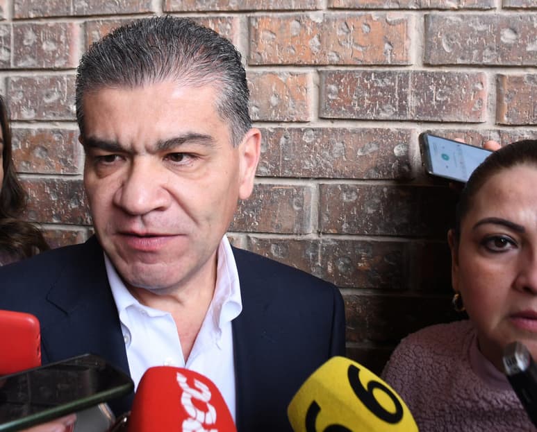 El gobernador de Coahuila, Miguel Riquelme, fue cuestionado durante este viernes en Torreón por la detención del activista lagunero Javier “NN”, a quien durante la semana un juez le giró orden de aprehensión bajo la acusación de cometer robo con violencia. (FERNANDO COMPEÁN)