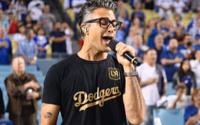 El cantante y actor mexicano Jaime Camil, reconocido por su participación en telenovelas como La fea más bella y Por ella soy Eva, cantará los himnos nacionales, mexicano y estadounidense, en el partido inaugural de la gira de la Selección Mexicana en Estados Unidos. (ESPECIAL)