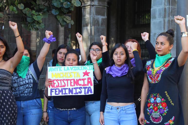 Existen diversas versiones sobre el uso del color morado. La más compartida es que la elección de este color tiene su origen en el incendio de una fábrica de camisas en Nueva York, el 25 de marzo de 1911, donde murieron 146 trabajadores, entre éstos 123 mujeres. (ARCHIVO)