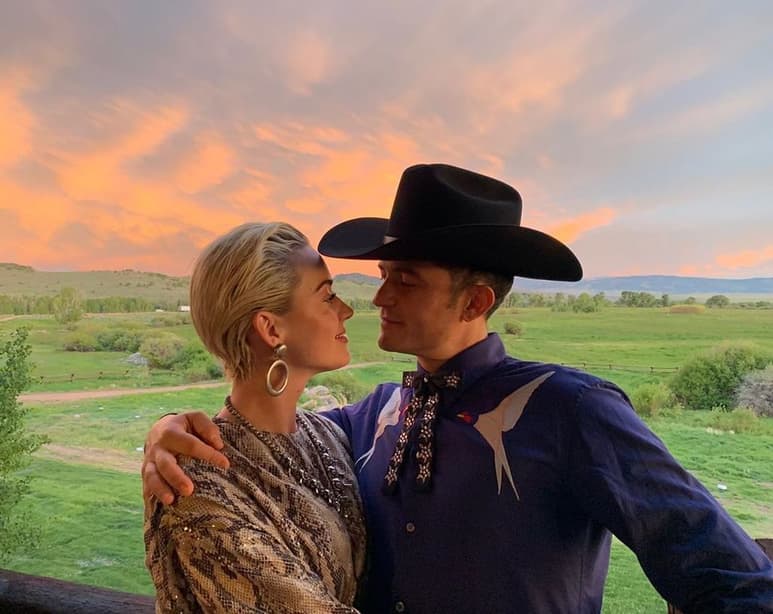 Enamorados. La pareja formada por Katy Perry y Orlando Bloom, espera a su primer hijo, no dieron la nueva fecha de la boda. (INSTAGRAM)