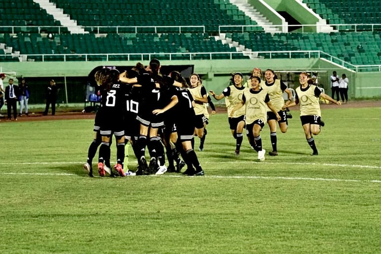 Las jugadoras de la Selección Mexicana Sub-20 celebran luego de vencer a Haití en penales, y conseguir su boleto al Mundial. (CORTESÍA)