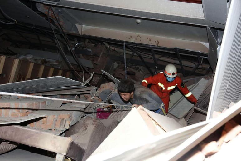 De acuerdo con informes oficiales, se han rescatado al menos a 23 personas hasta el momento. (EFE)