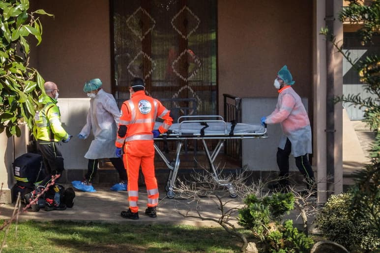 Los fallecidos desde la aparición de la enfermedad en diciembre de 2019 se elevan a 3,486, con 28 nuevos fallecimientos en territorio chino en el día de hoy y 78 en el resto del mundo. (EFE)