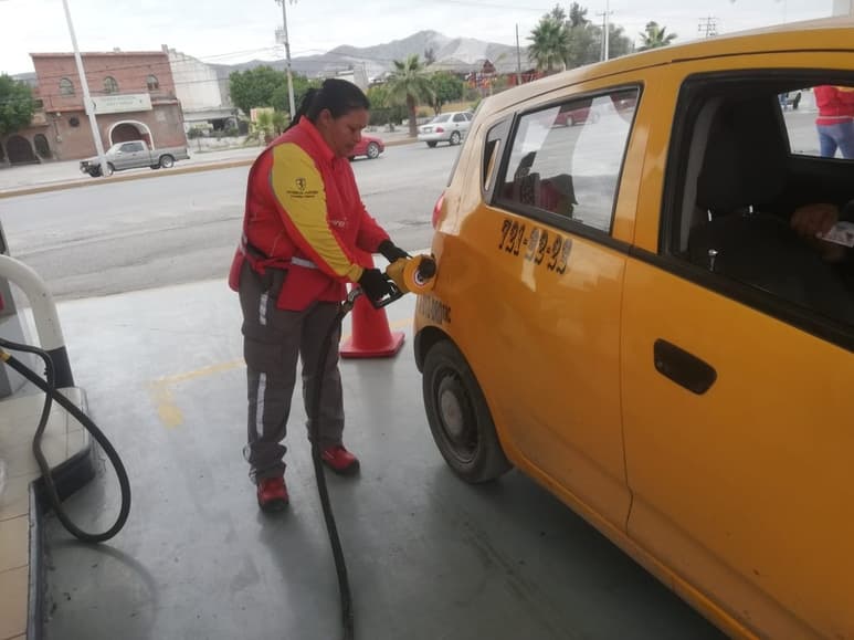 Ana ha sacado adelante a sus hijos trabajando como despachadora, donde dice sentirse muy a gusto. (EL SIGLO DE TORREÓN)