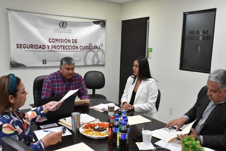 Los regidores de la Comisión de Seguridad Pública y Protección Ciudadana se reunieron con el director de la Policía Municipal. (PRIMITIVO GONZÁLEZ)