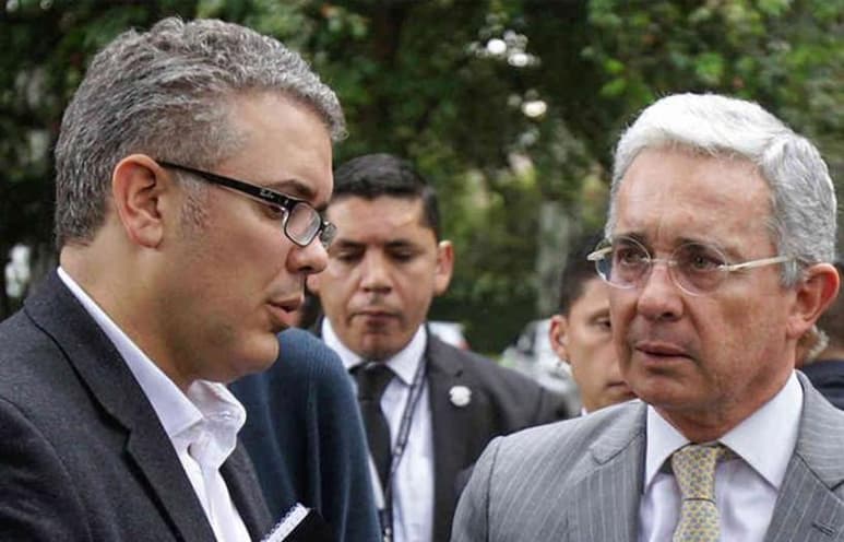El presidente Iván Duque (i) y el expresidente Álvaro Uribe, acusados de compra de votos. (ARCHIVO)