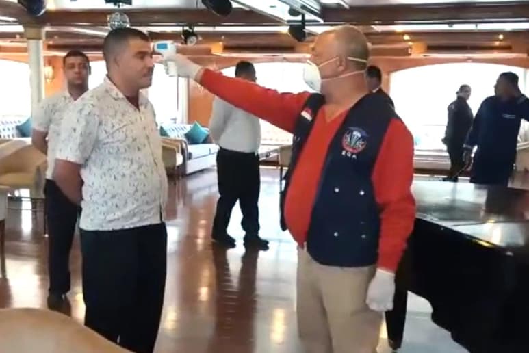 Un turista alemán de 60 años falleció este domingo en la ciudad de Hurgada, en el mar Rojo, lo que le convierte en la primera víctima mortal del coronavirus en Egipto, donde en los últimos días se han registrado al menos 49 casos de esta enfermedad. (ARCHIVO)