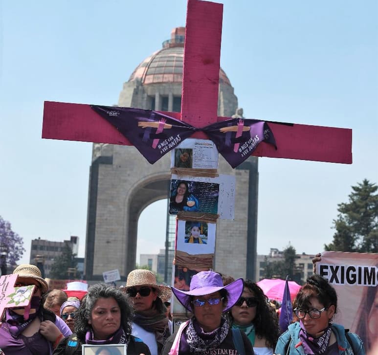 En el lugar se escuchan consignas, se tocan tambores y se canta. Los asesinos de Fátima no recibieron una condena por feminicidio. 'El que no brinque es macho, el que no brinque es macho', retumba la tierra bajo los pies. (ARCHIVO)