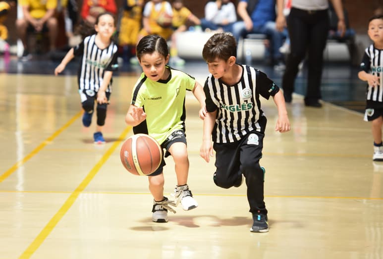 Niños, jóvenes y sus padres, disfrutaron a tope cada uno de los partidos que se disputaron en las instalaciones del Cumbres. (JESÚS GALINDO)