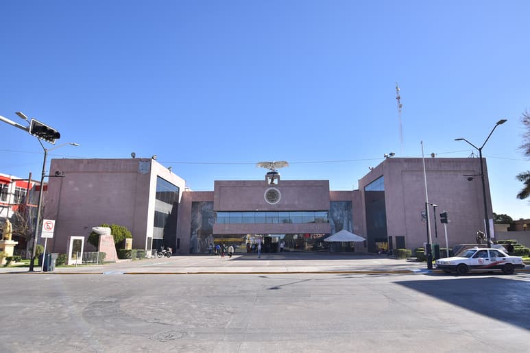 El Ayuntamiento de Gómez Palacio se une este lunes al movimiento nacional encabezado por las mujeres de todo el país por lo que las trabajadoras del Municipio podrán no asistir a laborar. (ARCHIVO)