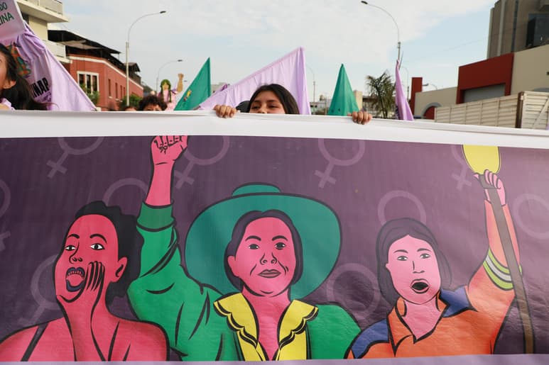 Las mujeres están poco representadas en niveles directivos; para cambiarlo, las empresas deben enfocarse en superar los obstáculos. (EFE)
