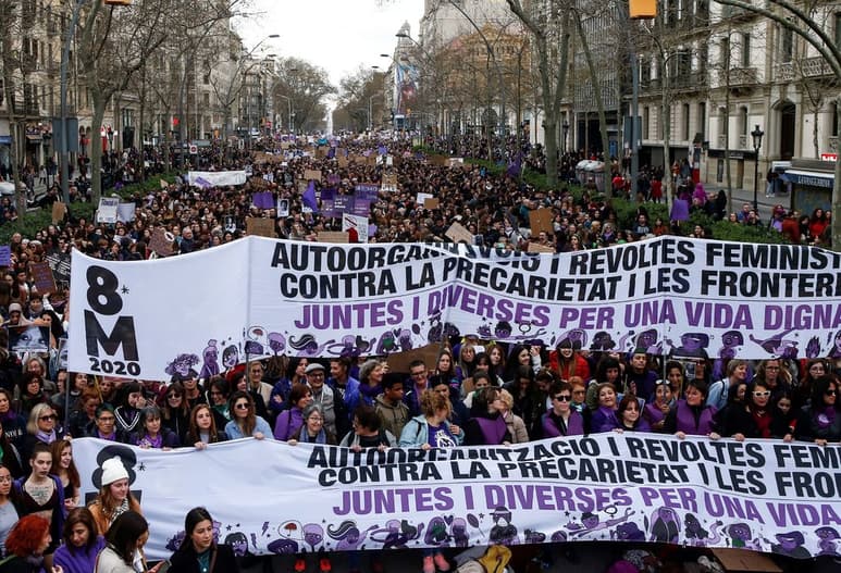 Las calles de Europa se pintaron de morado, rosa y verde. (EFE)