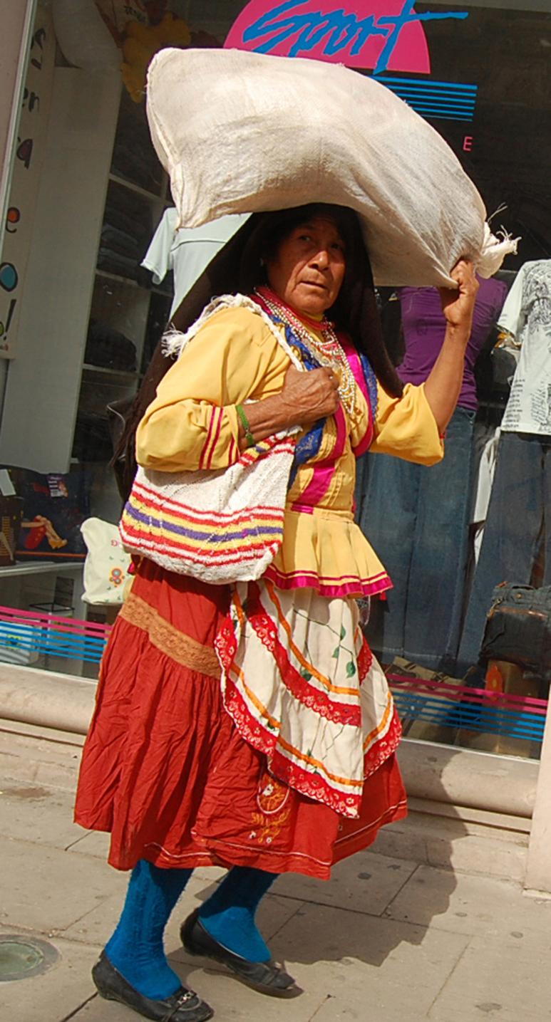 El hambre y la necesidad las obligan a trabajar sin descanso. (ARCHIVO)