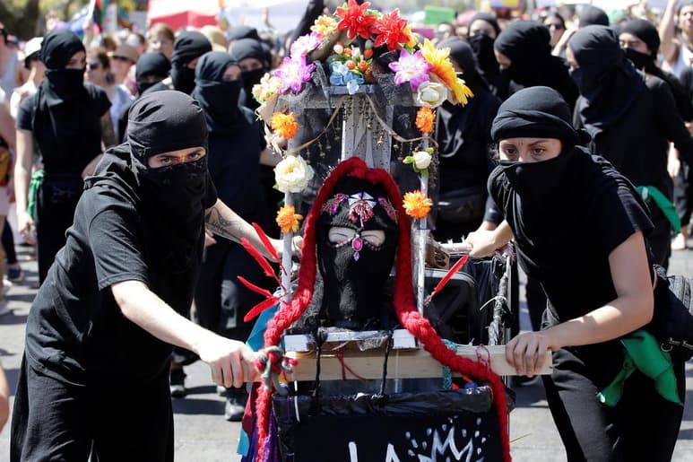 En una llamada huelga general feminista, las mujeres chilenas marcharon por las calles del país y llamaron a suspender actividades laborales para visibilizar sus aportaciones a la sociedad. (EFE)