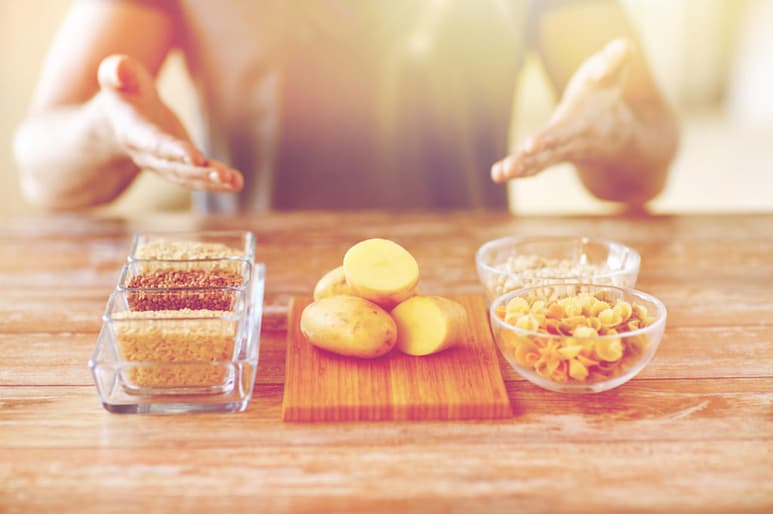 Una dieta baja en carbohidratos podría evitar o incluso revertir los efectos del envejecimiento en el cerebro. (ARCHIVO)