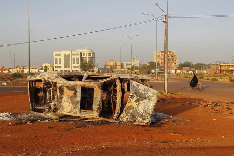 Al menos 43 personas murieron y seis resultaron heridas este domingo en varios ataques de 'individuos armados no identificados' en el norte de Burkina Faso. (ARCHIVO)