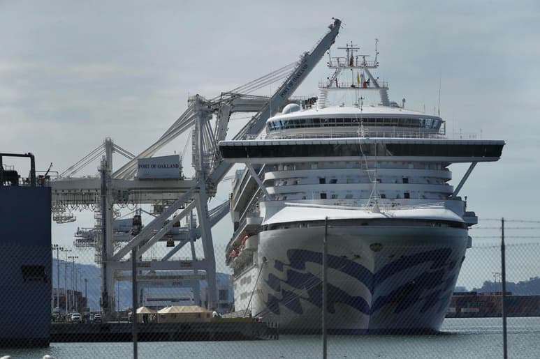El crucero Grand Princess, que partió de Hawái el pasado 29 de febrero y en el que viajaban unas 3,500 personas, de las que 21 han dado positivo por coronavirus, atracó este lunes. (EFE)