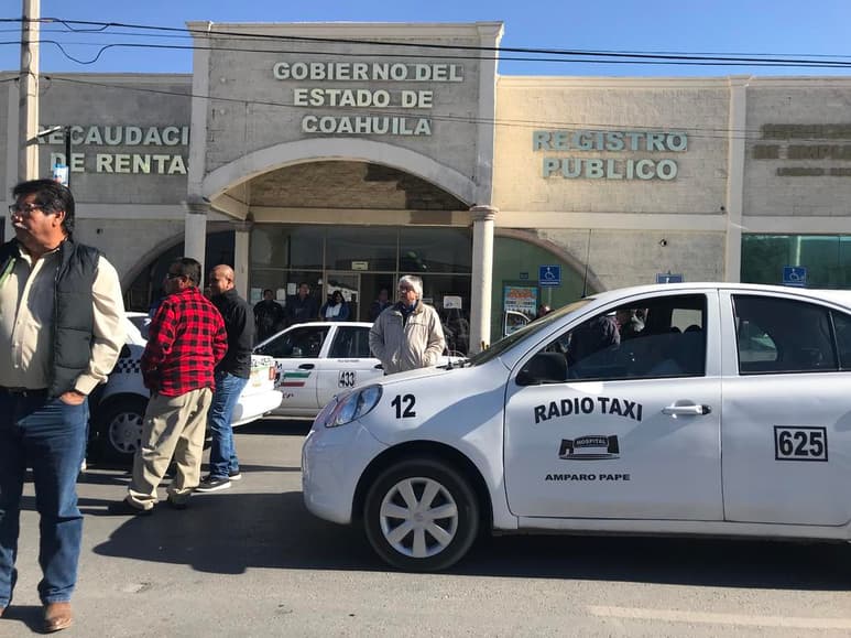 Una denuncia anónima de un supuesto intento de violación es el último golpe dado a través de redes a las organizaciones de taxistas, señaló Javier Hernández del Ángel. (EL SIGLO COAHUILA)