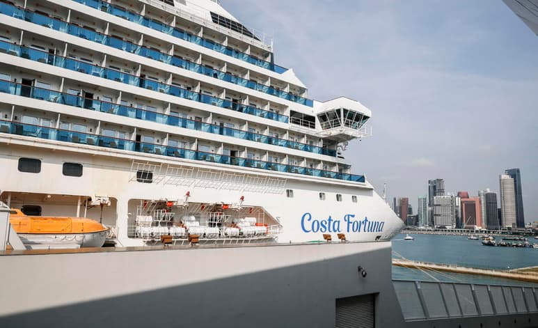 El crucero italiano Costa Fortuna arribó este martes a la ciudad-Estado ante el temor de que alguno de los viajeros sea portador del nuevo coronavirus. (EFE)
