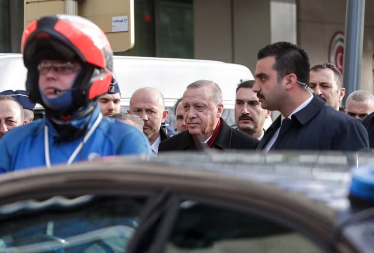 El presidente turco, Erdogan (c), previo a su reunión en la UE. (EFE)
