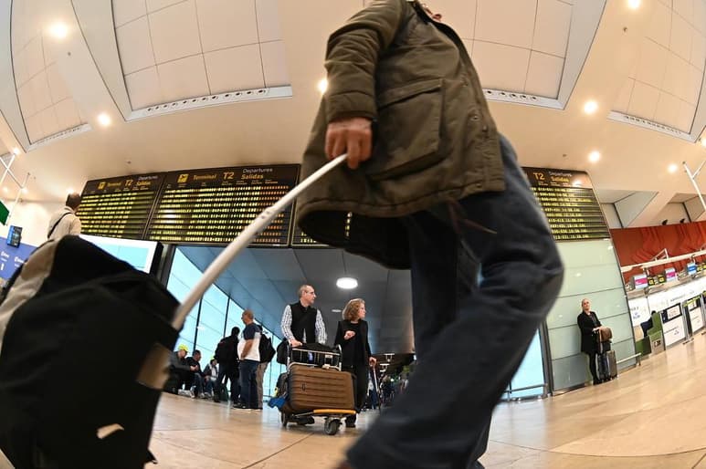 La medida se explica porque la gran mayoría de los casos importados en España han sido vinculados a viajeros procedentes de Italia.
(EFE)