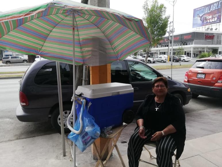 Doña Clara afirma que en su trabajo platica, ayuda a los laguneros a calmar su hambre, ella también desayuna y se sostiene. (AARÓN ARGUIJO)