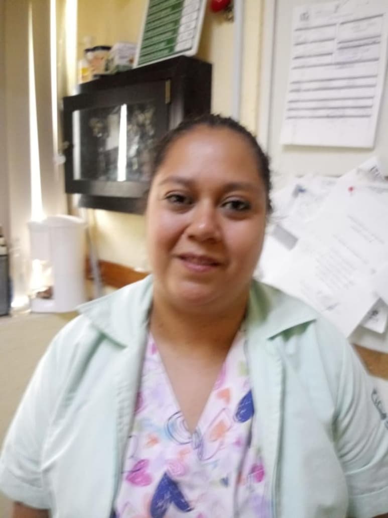 La asistente médico, Karen, no pudo faltar a sus labores, pero se dice simpatizante del movimiento #UnDíaSinMujeres. (PRIMITIVO GONZÁLEZ)
