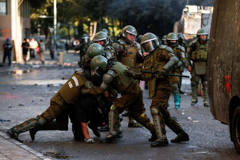 Un video viral en el que se ve como dos agentes golpean a un adulto mayor en la marcha feminista del pasado domingo ha vuelto a abrir el debate sobre el uso excesivo de la fuerza por parte del cuerpo policial. (ARCHIVO)