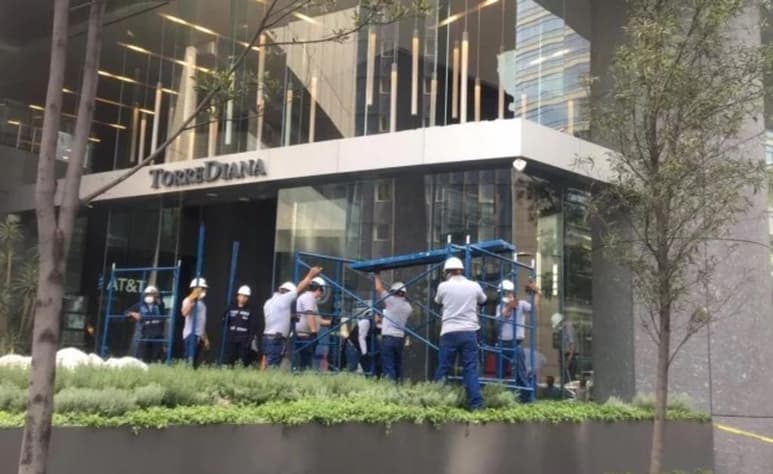 Un policía capitalino que realizaba rondines de seguridad por los negocios cerca de la zona se percató de que un hombre con un arma de fuego en la mano amagaba al conductor de un automóvil, por lo que le pidió que bajara el arma. (EL UNIVERSAL)