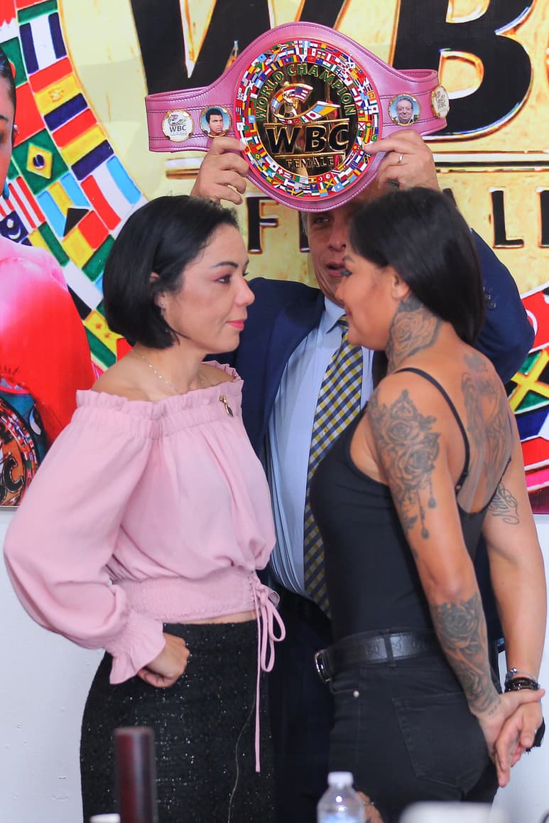 Mariana Juárez (i) y Jackie Nava pelearán el 9 de mayo. (NOTIMEX)