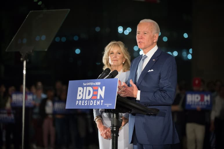 Biden, que lleva una marcha marcial imparable desde hace un par de semanas, no le dio opción al senador Sanders. (EFE)