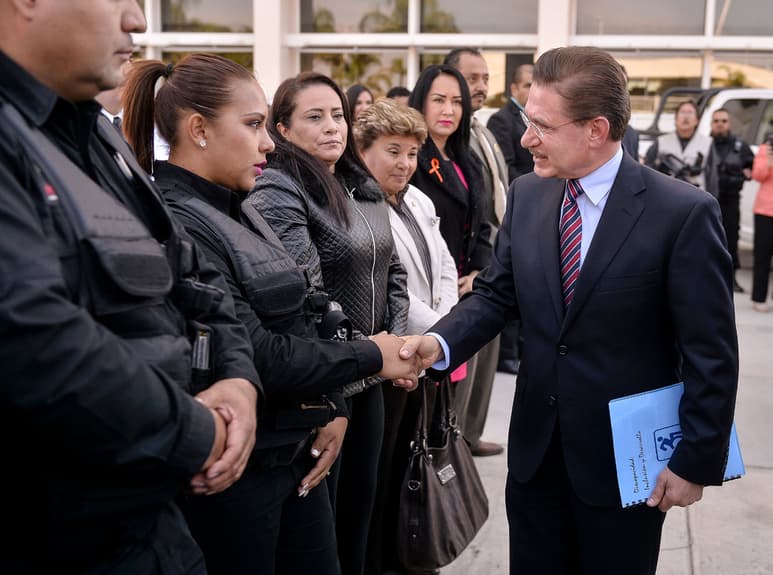 El gobernador José Aispuro Torres anunció un grupo especializado de mujeres que operará dentro de la FGE. (CORTESÍA) 