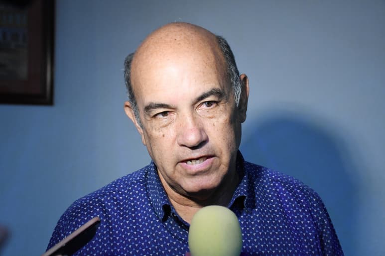 El director del CIJ prevé que al permitir el consumo de marihuana, la persona 'brinque' a otra más fuerte como el cristal. (FERNANDO COMPEÁN)